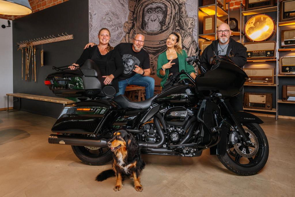 IT-Beratung in Viersen: Team Greensocks vor einer Harley